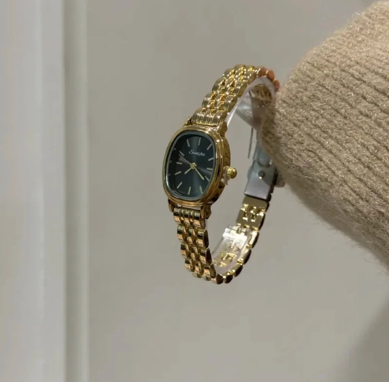 Elegant Women’s Quartz Watch
