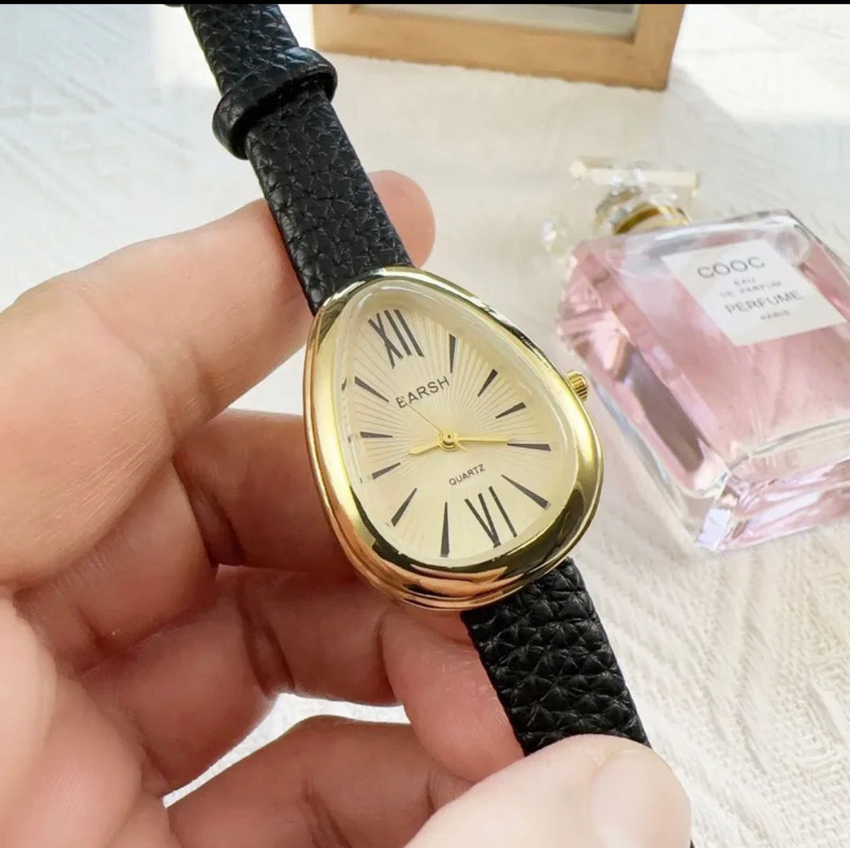 Retro Elegance Women’s Quartz Watch